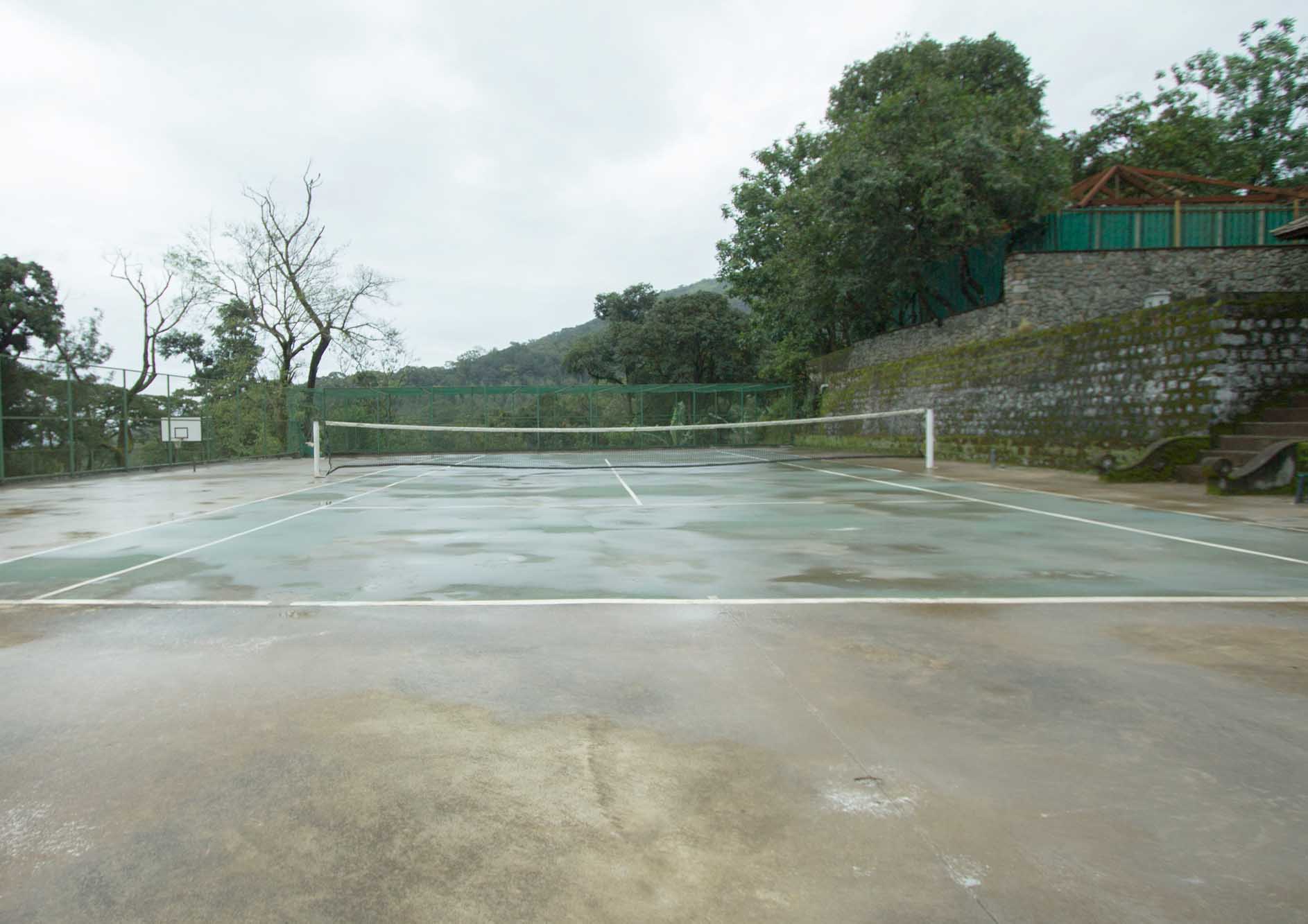 tennis-court-with-mountain-view