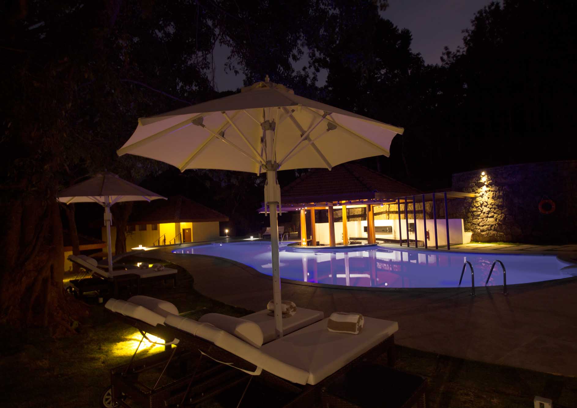 swimming-pool-with-bar-and-relaxing-chairs