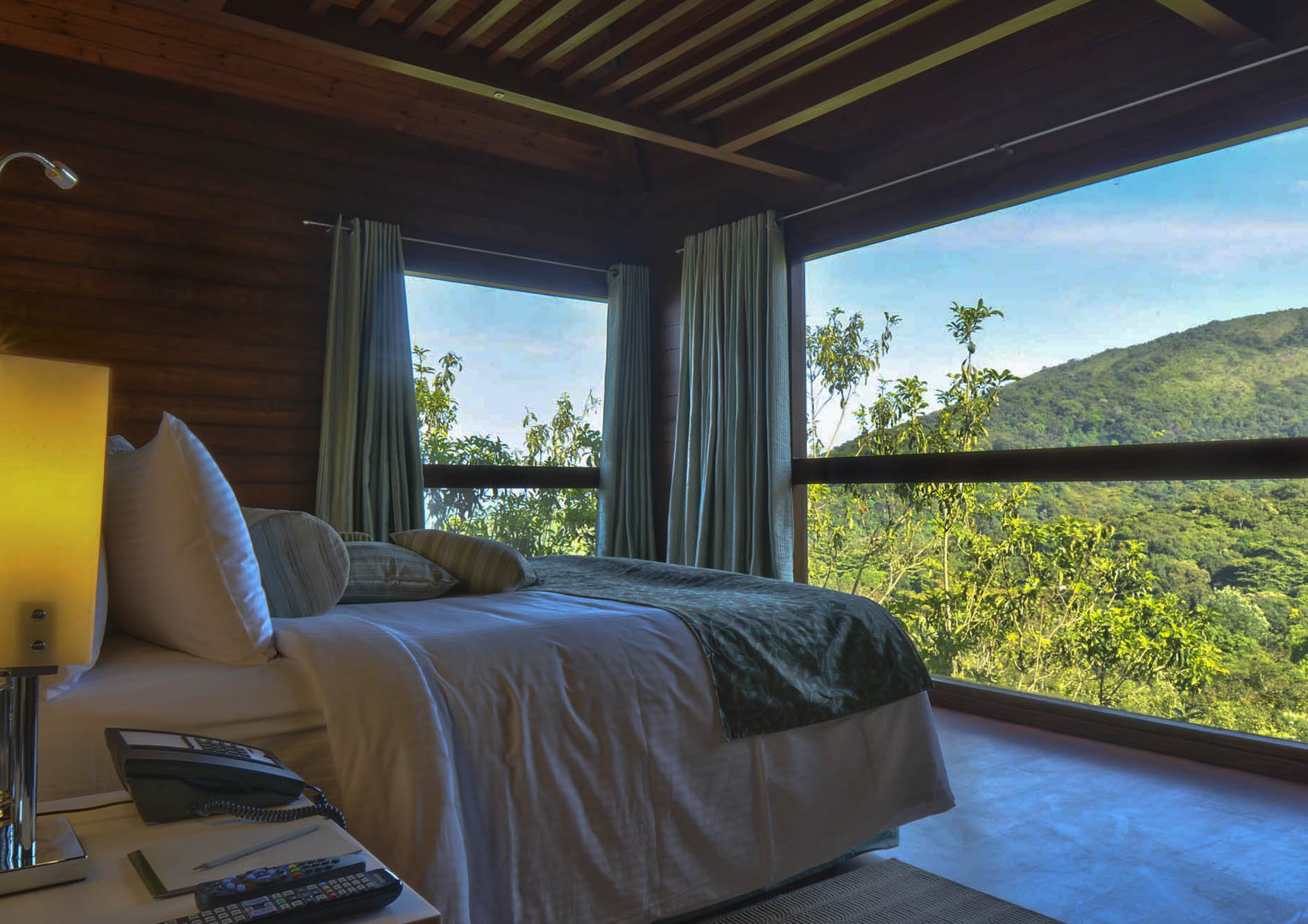 luxury-cottage-bed-with-nature-view